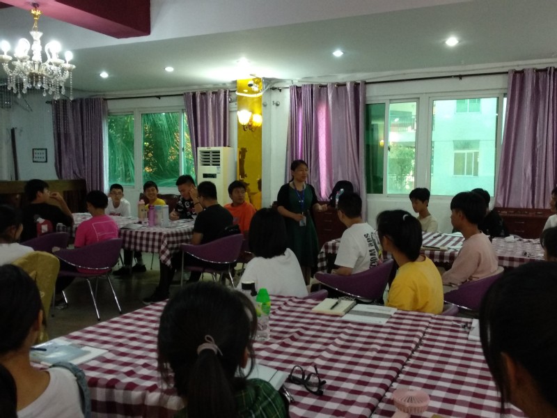 ▲翁國玲副主任做專業(yè)介紹，讓同學(xué)們感受國際郵輪的專業(yè)魅力