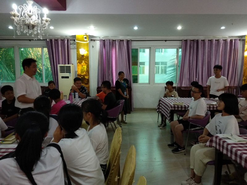 ▲現(xiàn)場交流，氣氛熱烈